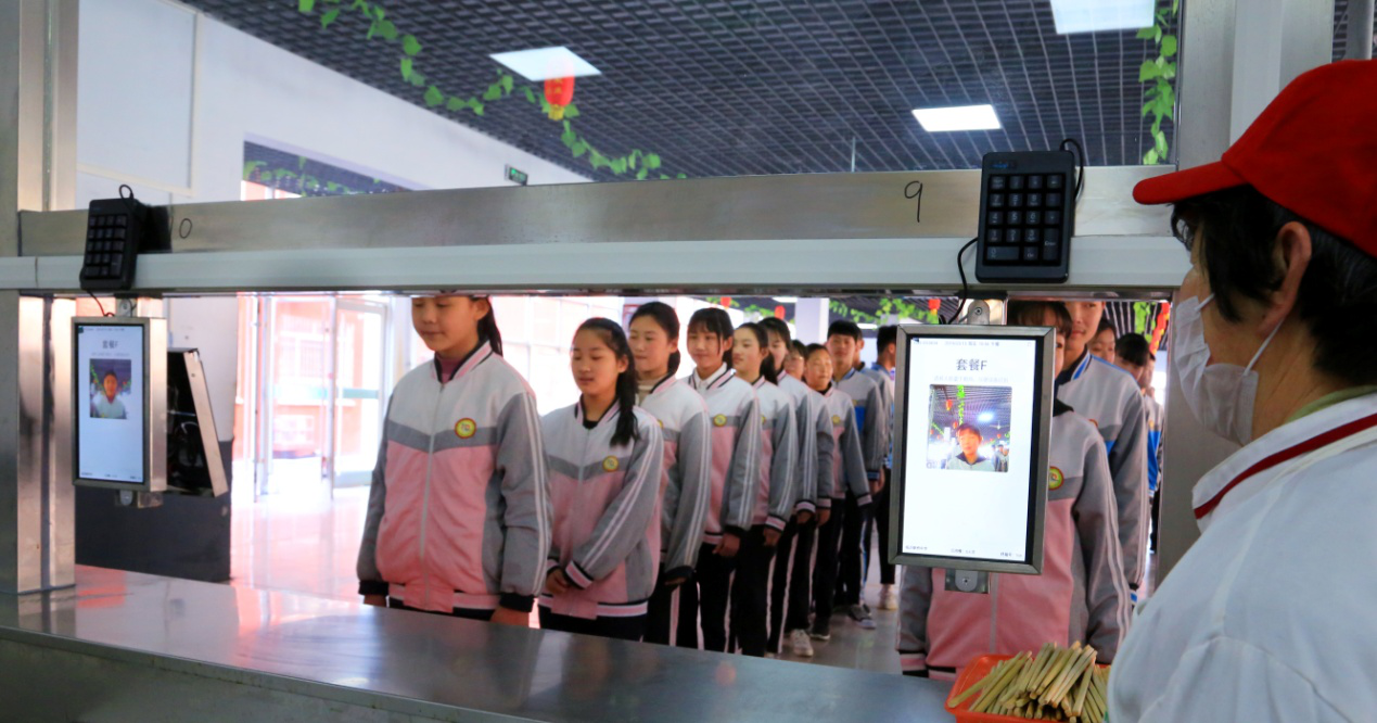 学生排队刷脸领饭